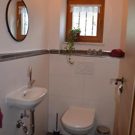 Apartment Vier-zimmer-wohnung Mit Garten Zwischen Salzburg Und Koenigssee Ainring